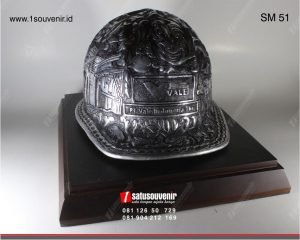 souvenir miniatur helm pt vale indonesia