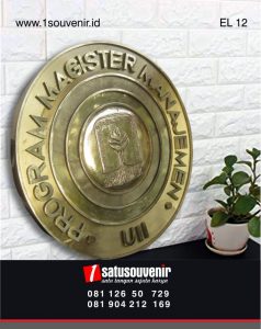 kerajinan kuningan logo program magister uii