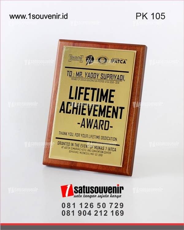 plakat kayu lifetime achievement award ifacta