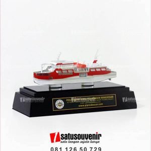 Souvenir Miniatur Kapal PoliteknikIlmu Pelayaran Makassar