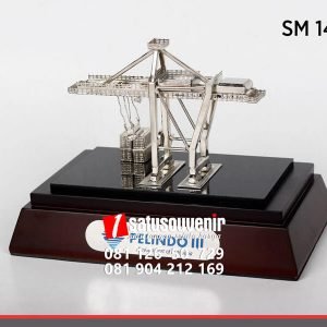 SM143 Souvenir Miniatur Crane Pelindo III Perak