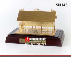 Souvenir Miniatur Rumah Adat Lamin Etan Kalimantan Timur SM145