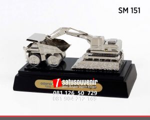 Sm151 souvenir miniatur alat berat pertambangan adaro mining souvenir custom