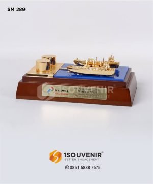 Souvenir Miniatur Terminal LNG Dumai