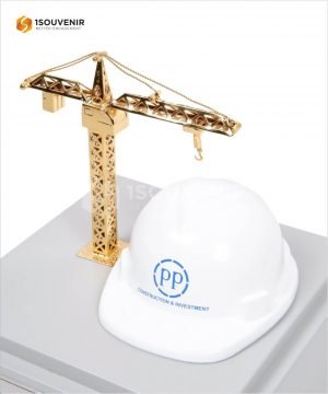 Souvenir Miniatur Tower Crane dan Helm Proyek