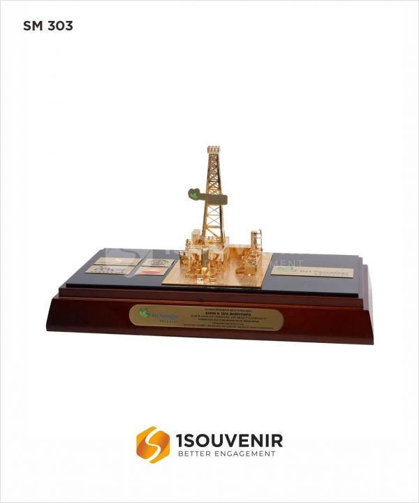 SM303 Souvenir miniatur Rig Onshore RH PetroGas