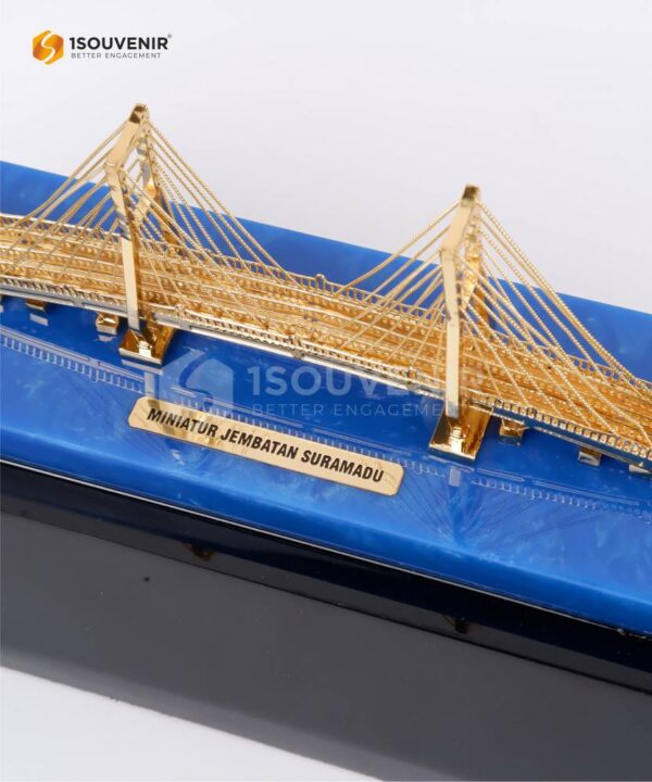 DETAIL2-SM427 Souvenir Miniatur Logam Jembatan Suramadu