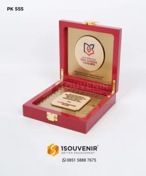 Plakat Kayu Cendera Mata Unive...