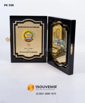 Plakat Kayu Cendera Mata Koman...