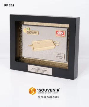 Plakat Frame Penghargaan Customer Achievement Award dari PT Riasarana Electrindo