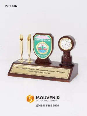 Plakat Jam Pen Holder Cendera Mata Dinas Penanaman Modal dan Pelayanan Terpadu Satu Pintu Provinsi Sumatera Selatan