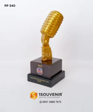 Piala Penghargaan Mic Champion...
