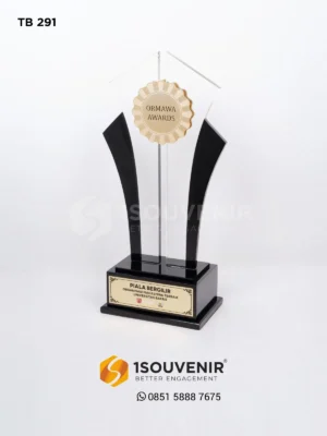 Piala Bergilir Organisasi Mahasiswa Terbaik Ormawa Awards Universitas Bakrie