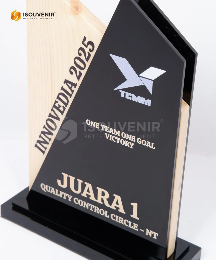 Plakat Kayu Akrilik Juara Quality Control Circle Innovedia 2025 2 DETAIL-PAK303 Plakat Kayu Akrilik Innovedia 2025