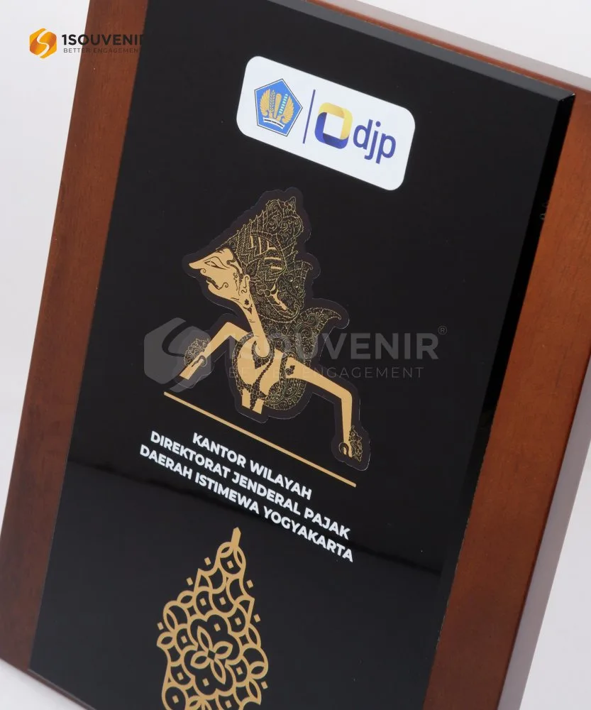 Kayu Akrilik Cendera Mata Kantor Wilayah Direktorat Jenderal Pajak DIY 2 DETAIL-PAK306 Plakat Kayu Akrilik Dirjen Pajak DIY