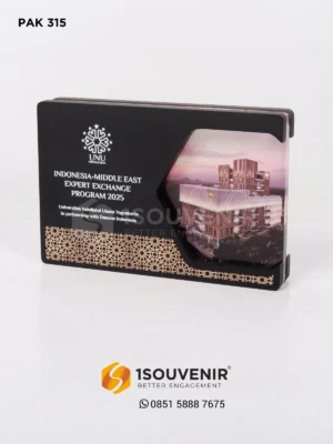 Plakat Kayu Akrilik UNU Yogyak...